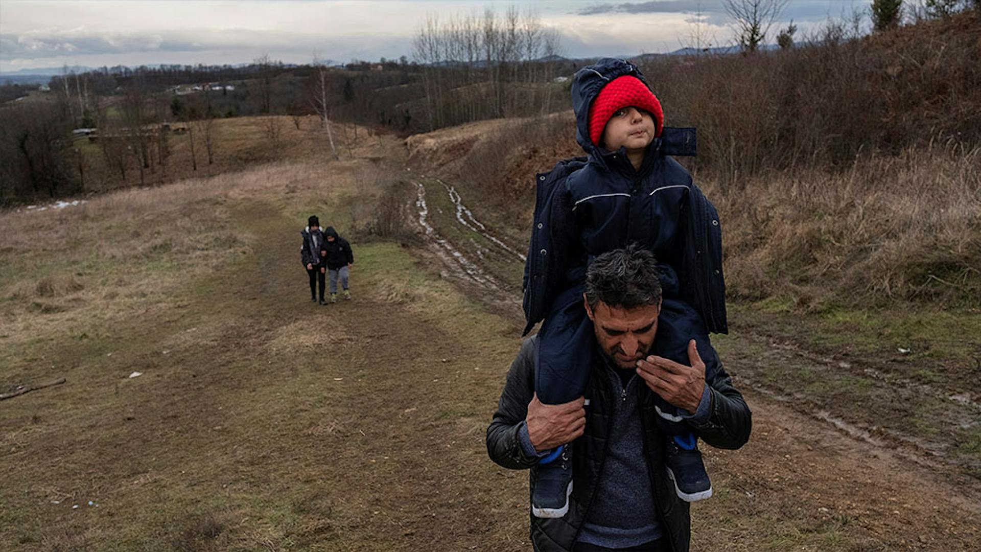 Man loopt met zoon op schouders