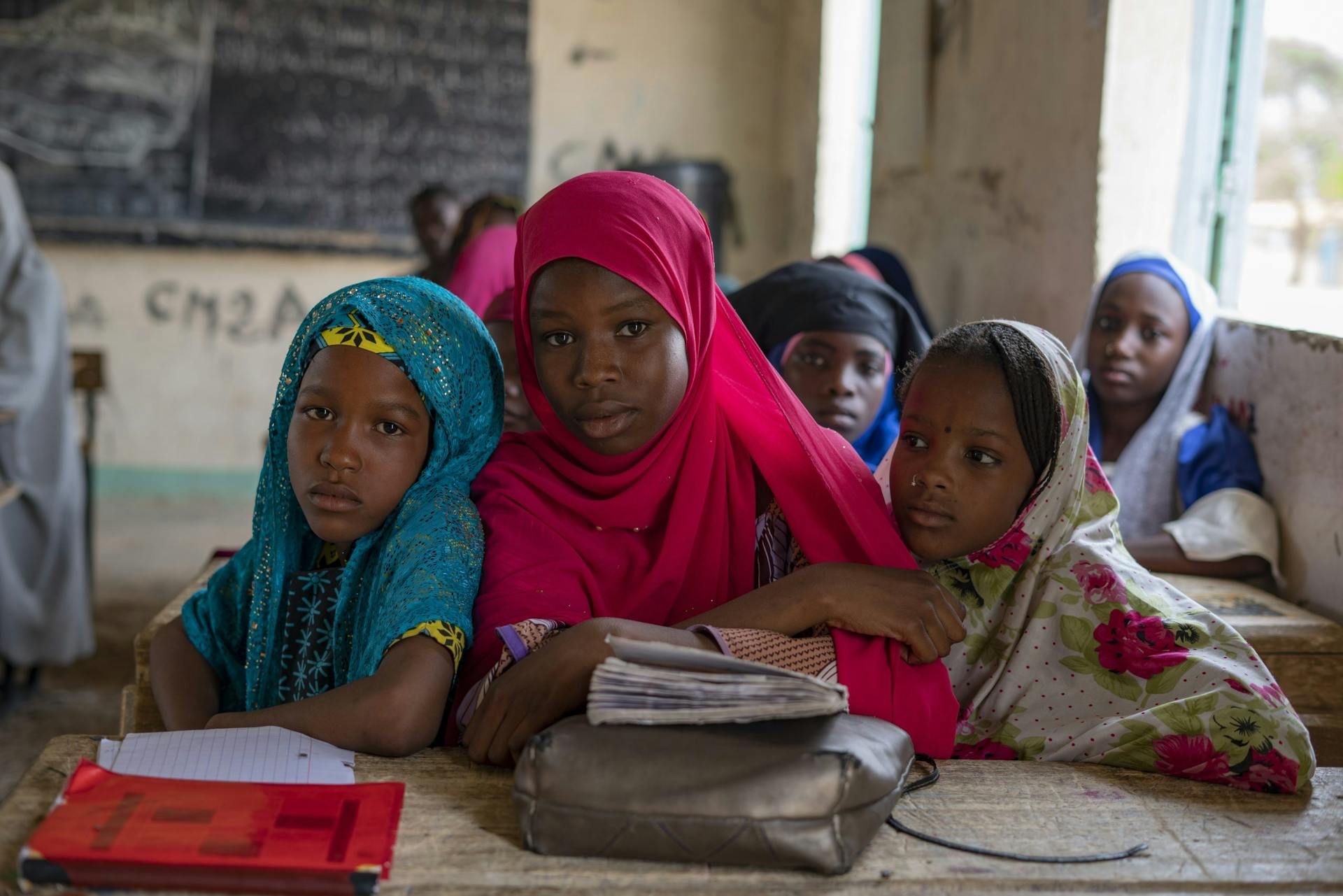 Portret van verschillende kinderen in een klaslokaal in Niger